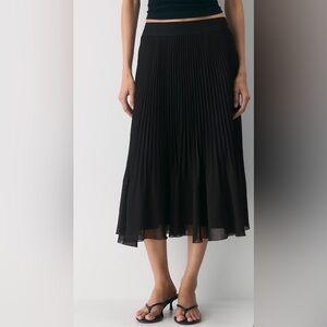 Aritzia Wilfred Twirl Pleated Skirt